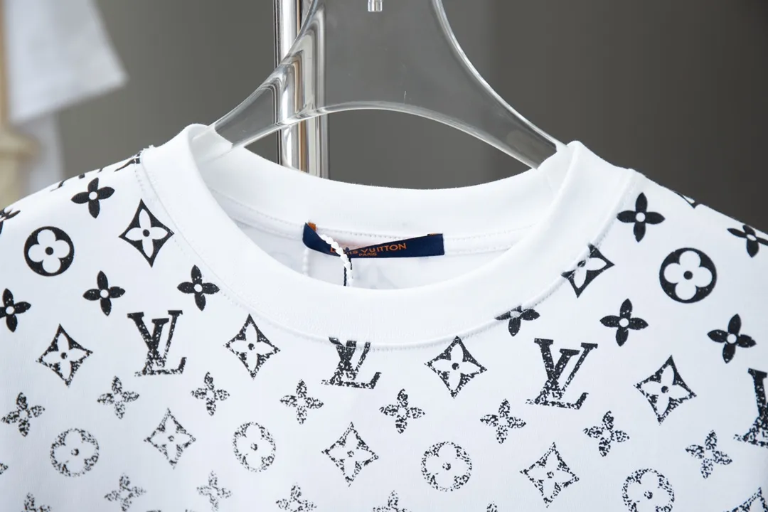 🅿️180 High-quality Lv 2025 early spring new model, MONOGRAM presbyopic gradient short-sleeved T-shirt, using digital printing technology to render pixel light and shadow for the Monogram gradient pattern, and its silk-screen texture and knitting effect complement each other. Synchronized with the official website, pure cotton fabrics at the counter! Comfortable against the skin, durable and easy to wear, meticulous original craftsmanship, custom-made 260g vat-dyed fabric, very comfortable to the touch, latest brick cabinet synchronization, OS off-shoulder version, fashionable and individual, super versatile and good-looking, very suitable for both men and women, must-have style, hang tag, collar label, washed wheat, complete with three labels S M L XL